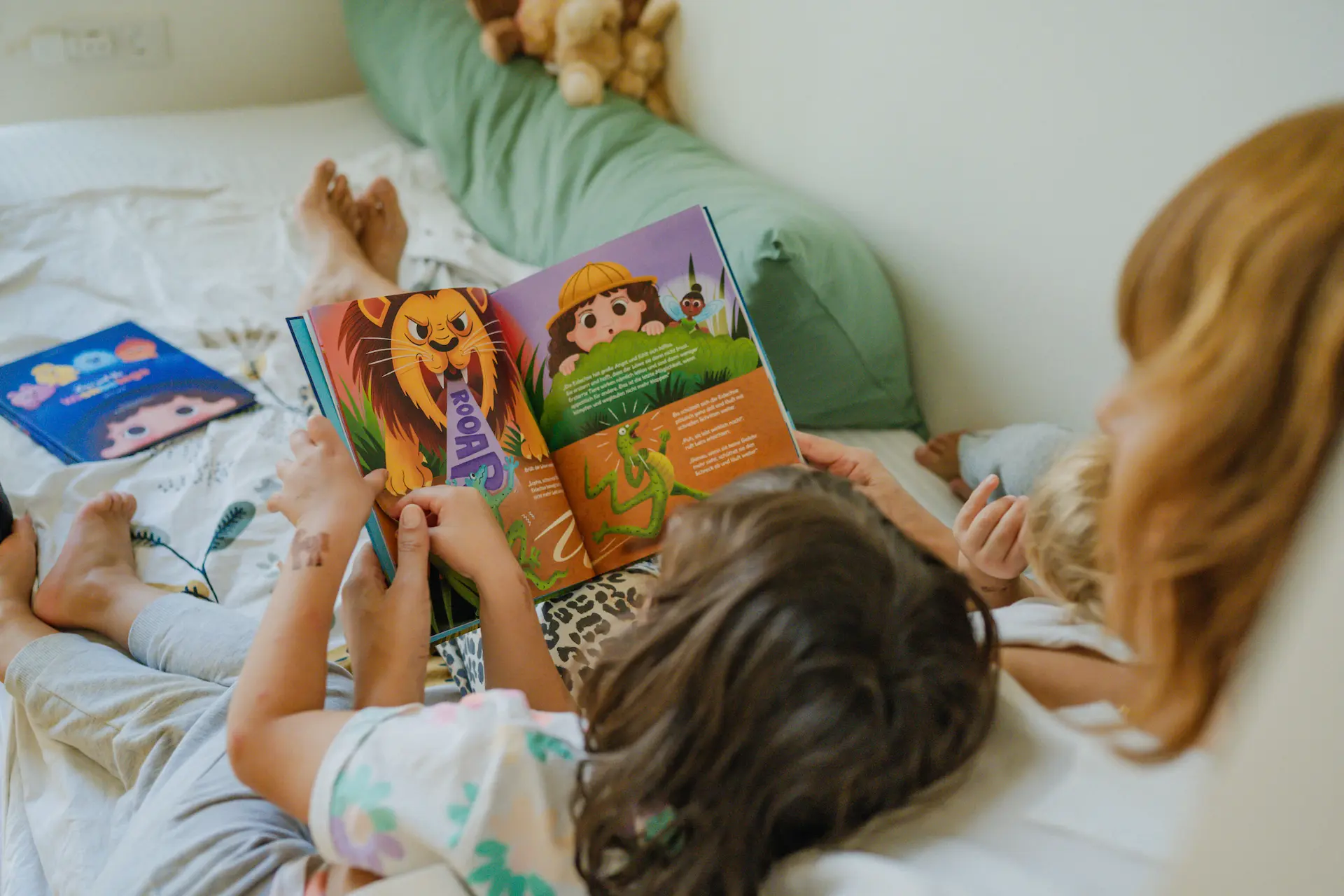 Eine Familie liest gemeinsam Lara Books